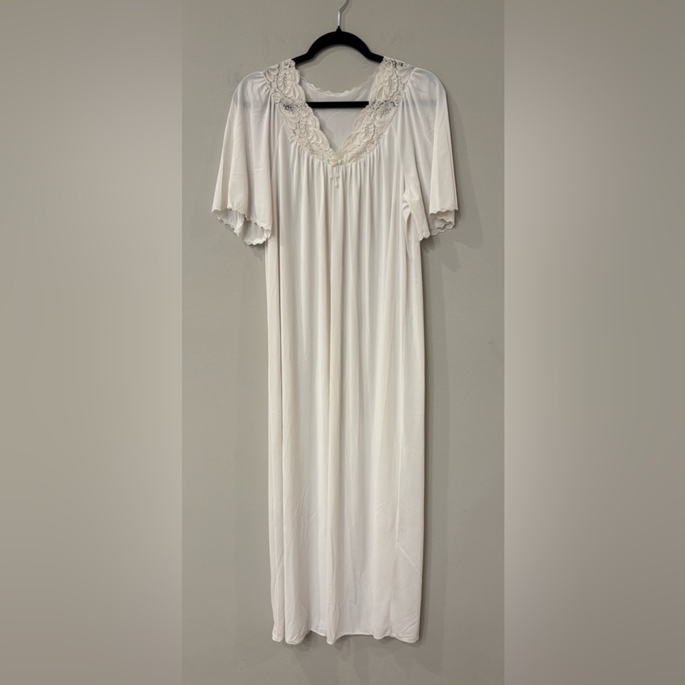 Vintage Women's Medium Shadowline Cream Nightgown with Beautiful Lace Details